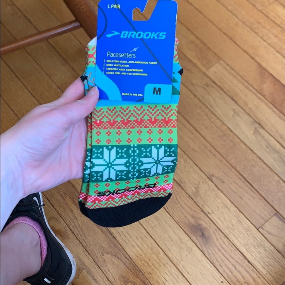 brooks women’s xmas socks!